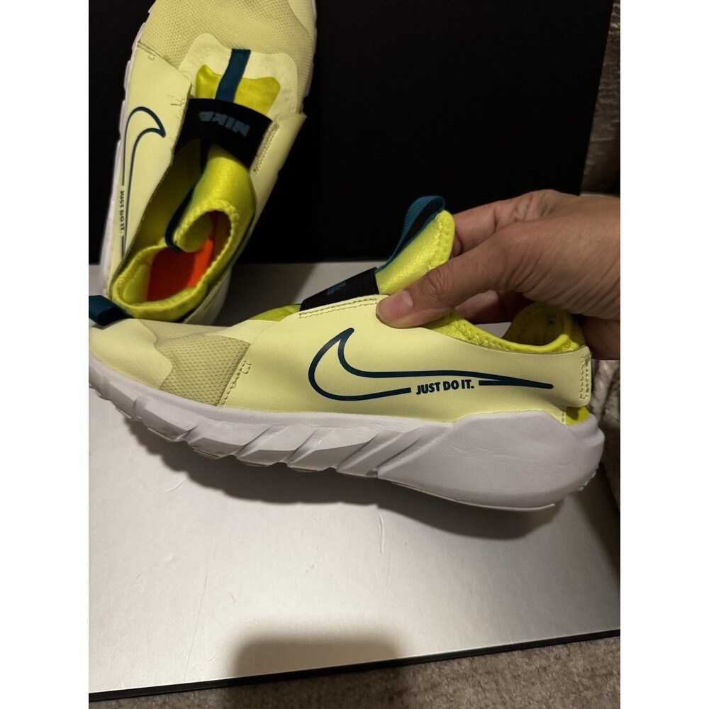 Nike Flex Runner 2 Barely Volt Bright Spruce Size 7Y 8.5W Running Shoes